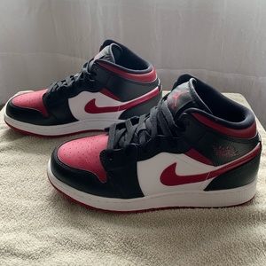 Air Jordan 1 Mid GS (Black/Noble Red): 554725-066
